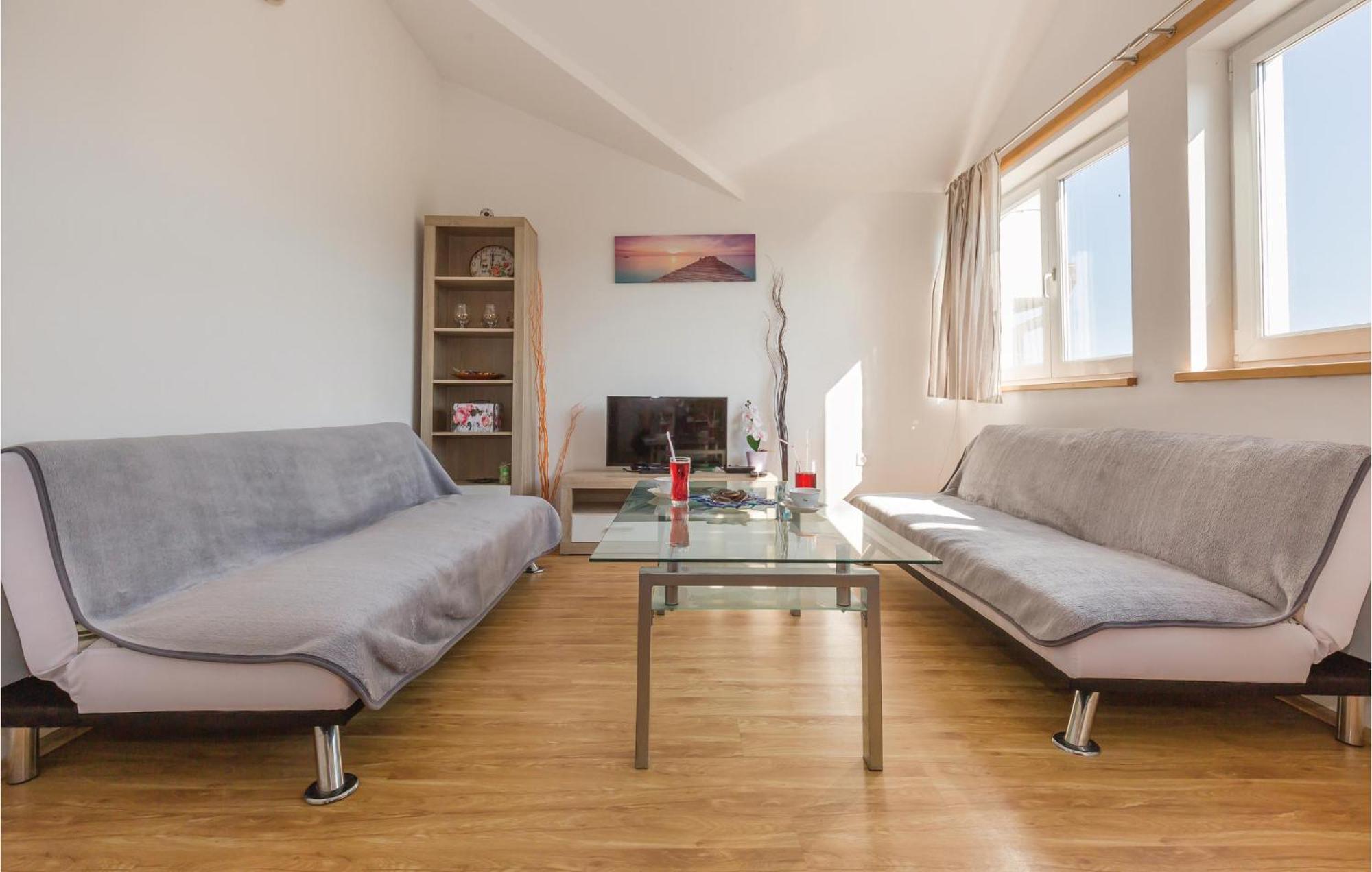 Lovely Apartment In Ugljane With Kitchen Exterior foto
